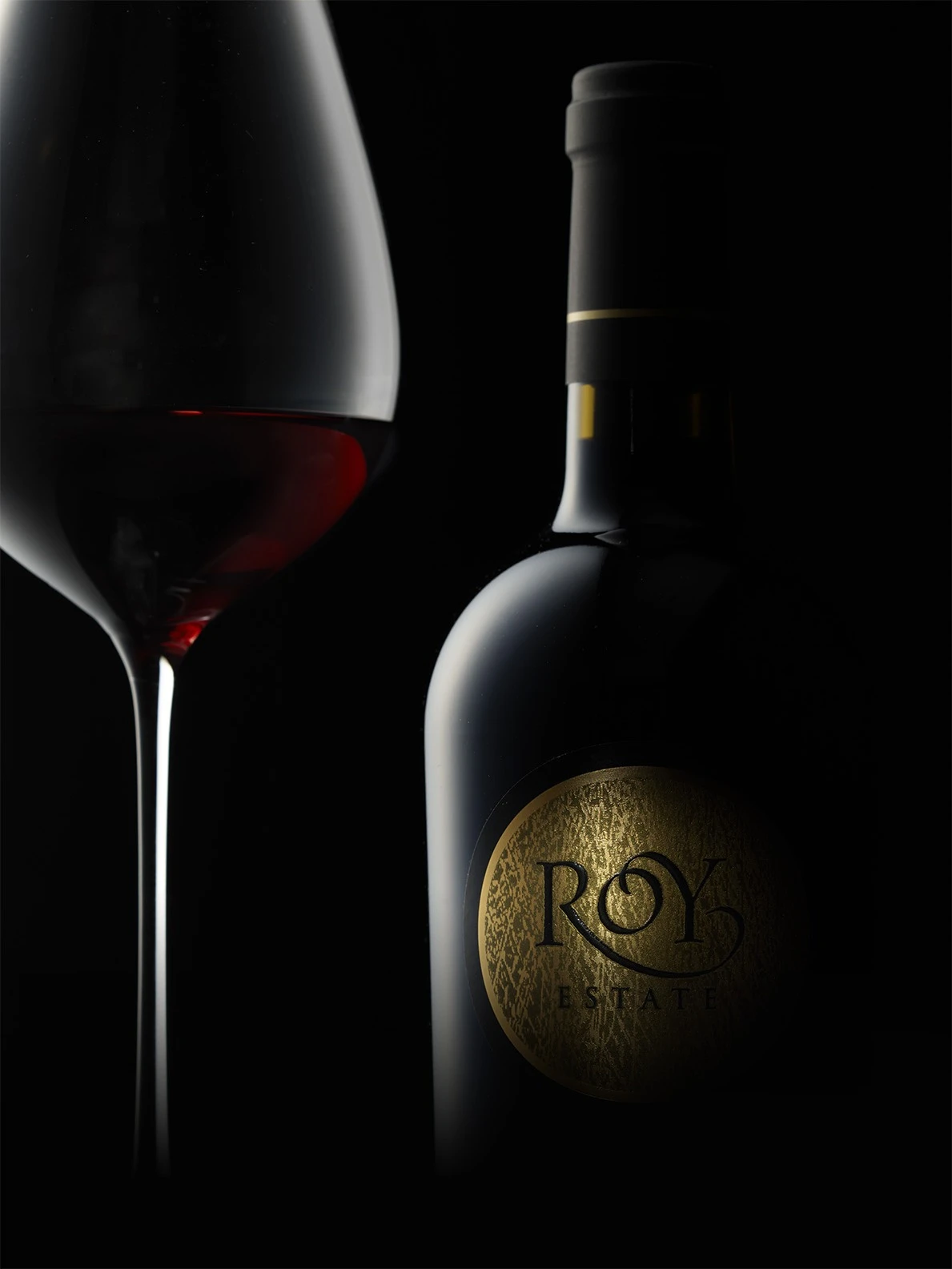 Roy Estateのワインボトルと赤ワインのグラス