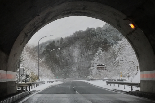 長いトンネルを抜けると雪国であった