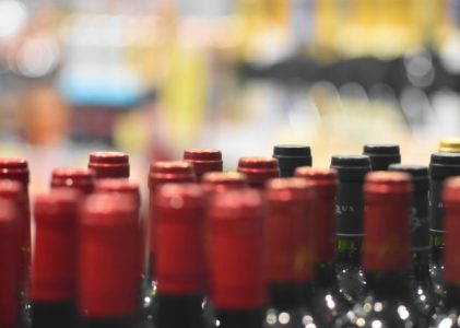 ワインにはなぜコルク栓が使われるの？ワインの栓の種類と開栓方法について